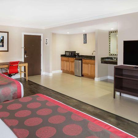 Отель Ramada By Wyndham Miami Springs/Miami International Airport Экстерьер фото