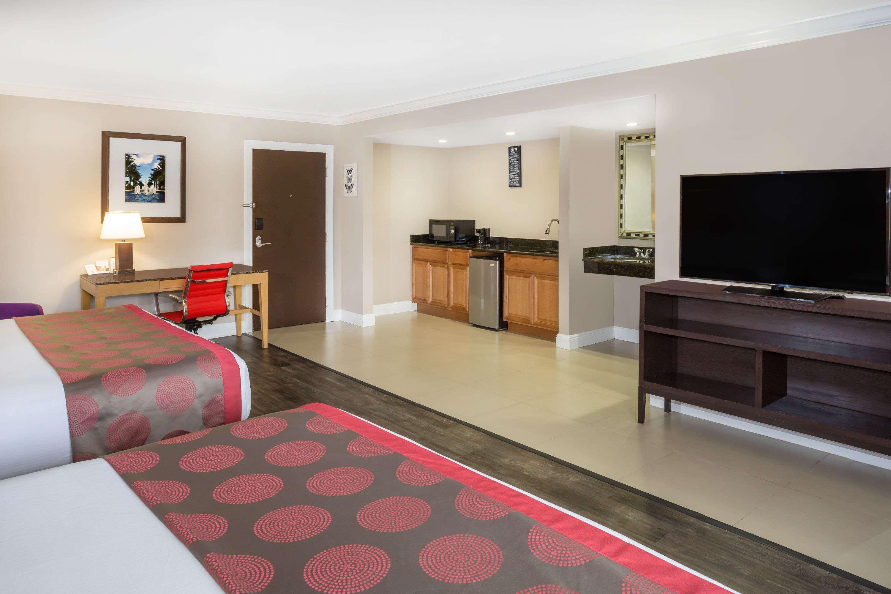 Отель Ramada By Wyndham Miami Springs/Miami International Airport Экстерьер фото