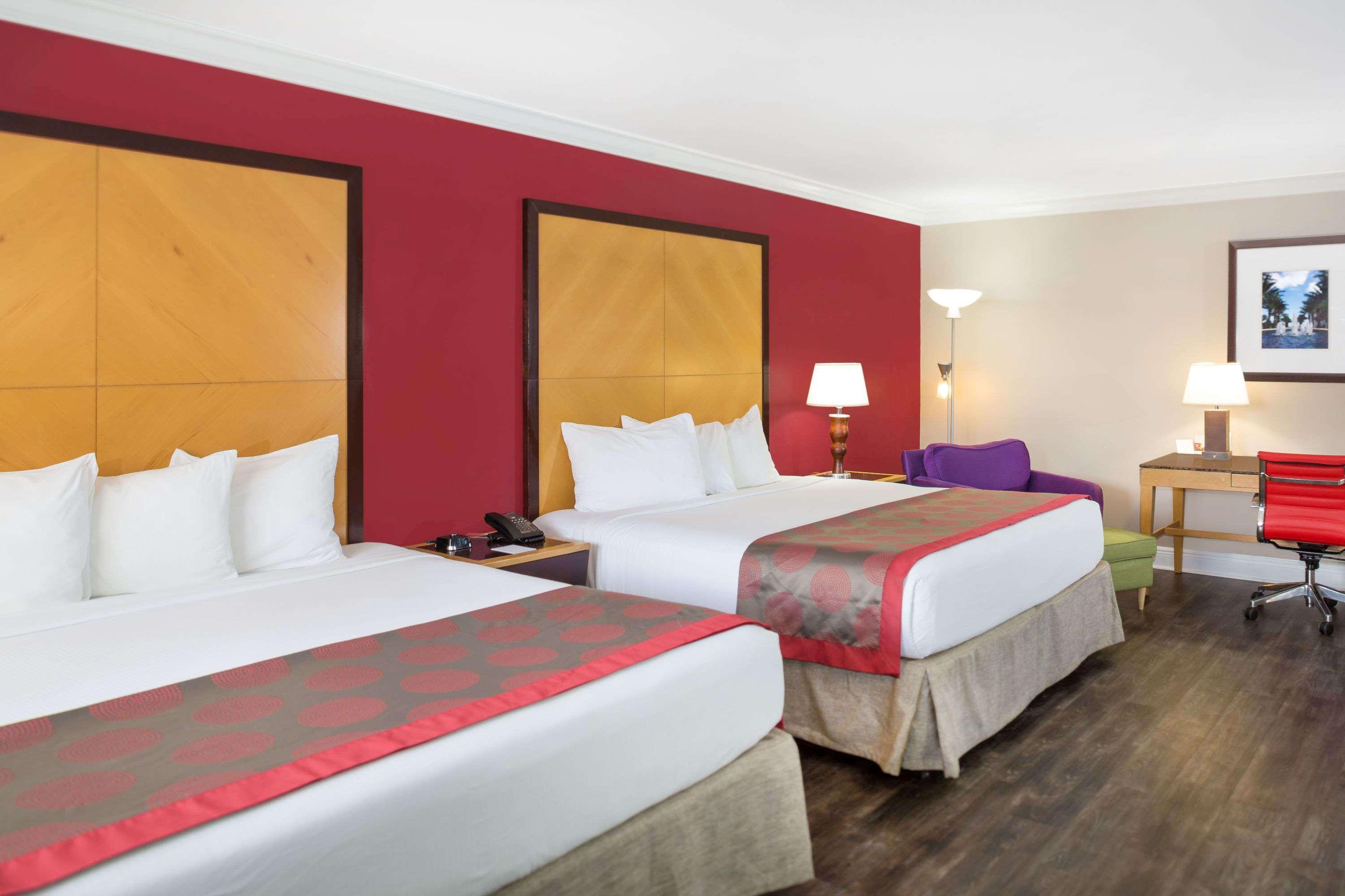 Отель Ramada By Wyndham Miami Springs/Miami International Airport Экстерьер фото