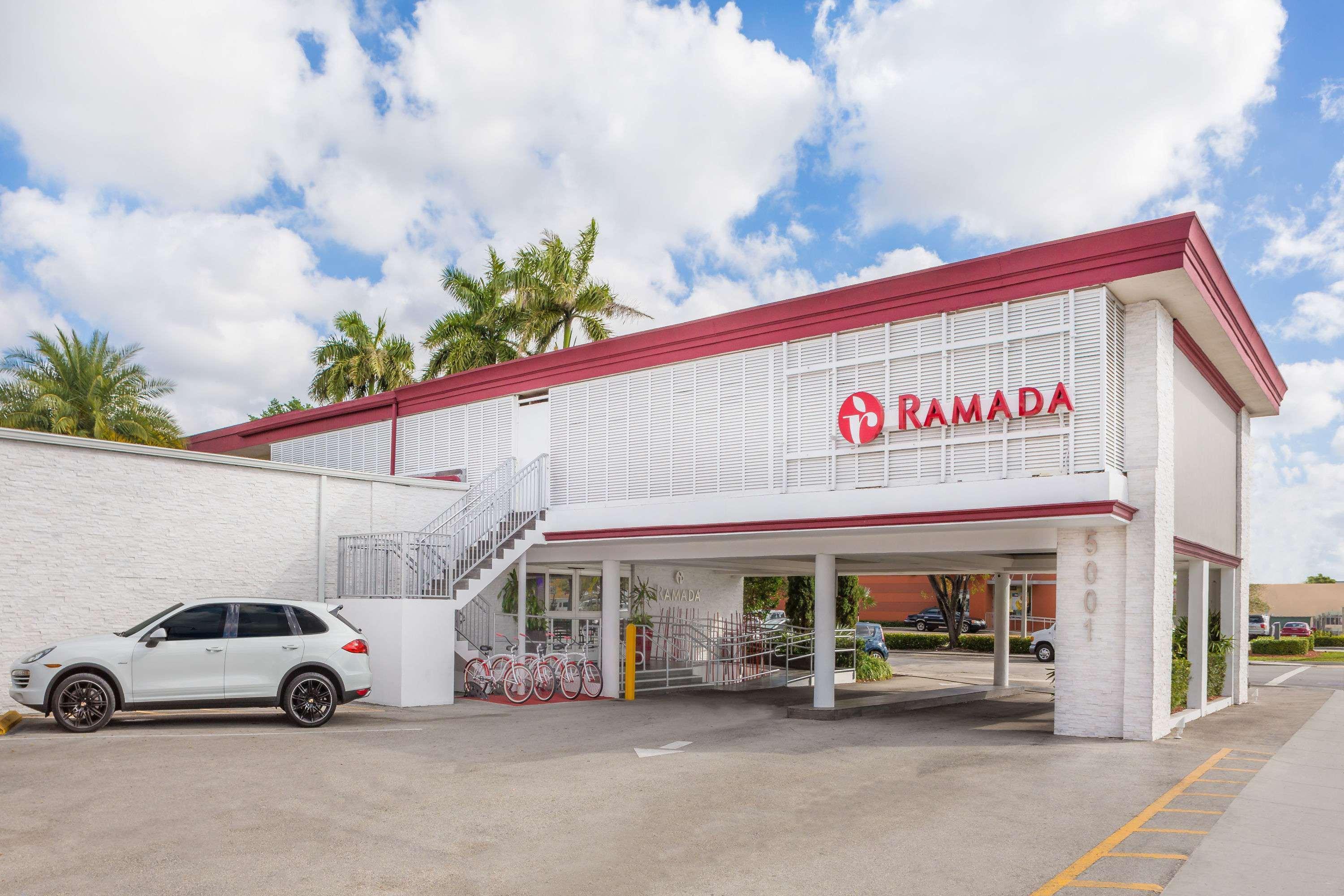 Отель Ramada By Wyndham Miami Springs/Miami International Airport Экстерьер фото