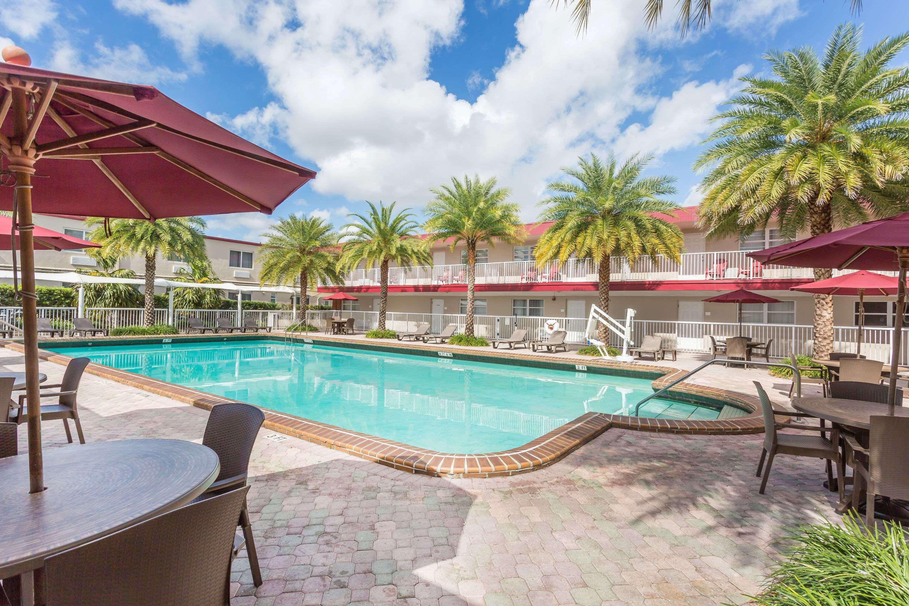 Отель Ramada By Wyndham Miami Springs/Miami International Airport Экстерьер фото