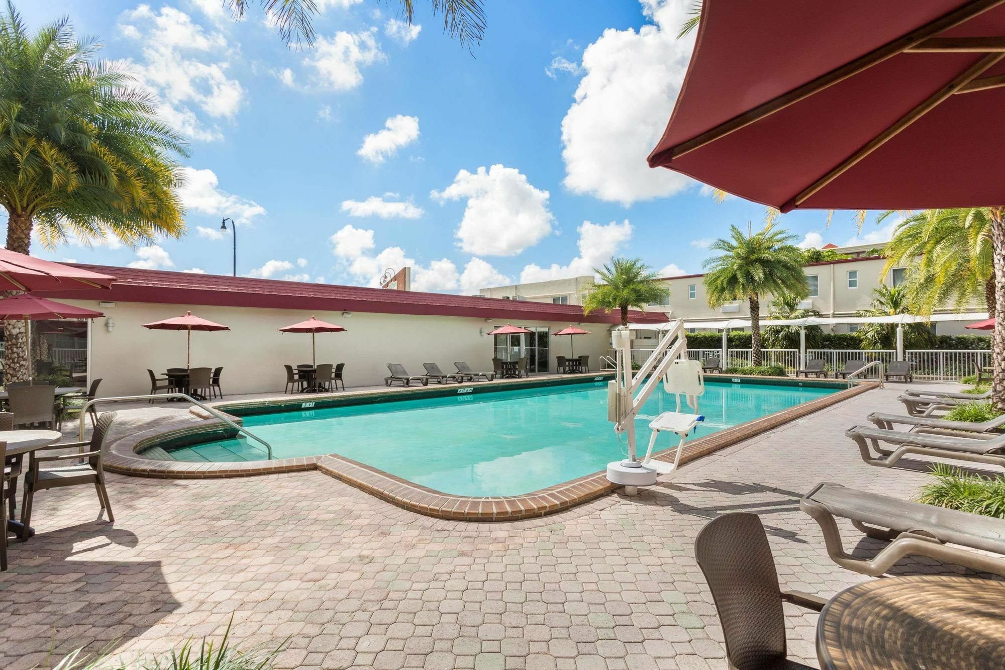 Отель Ramada By Wyndham Miami Springs/Miami International Airport Экстерьер фото
