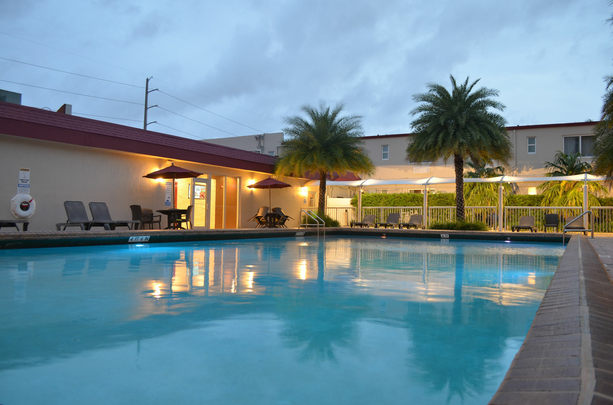 Отель Ramada By Wyndham Miami Springs/Miami International Airport Экстерьер фото