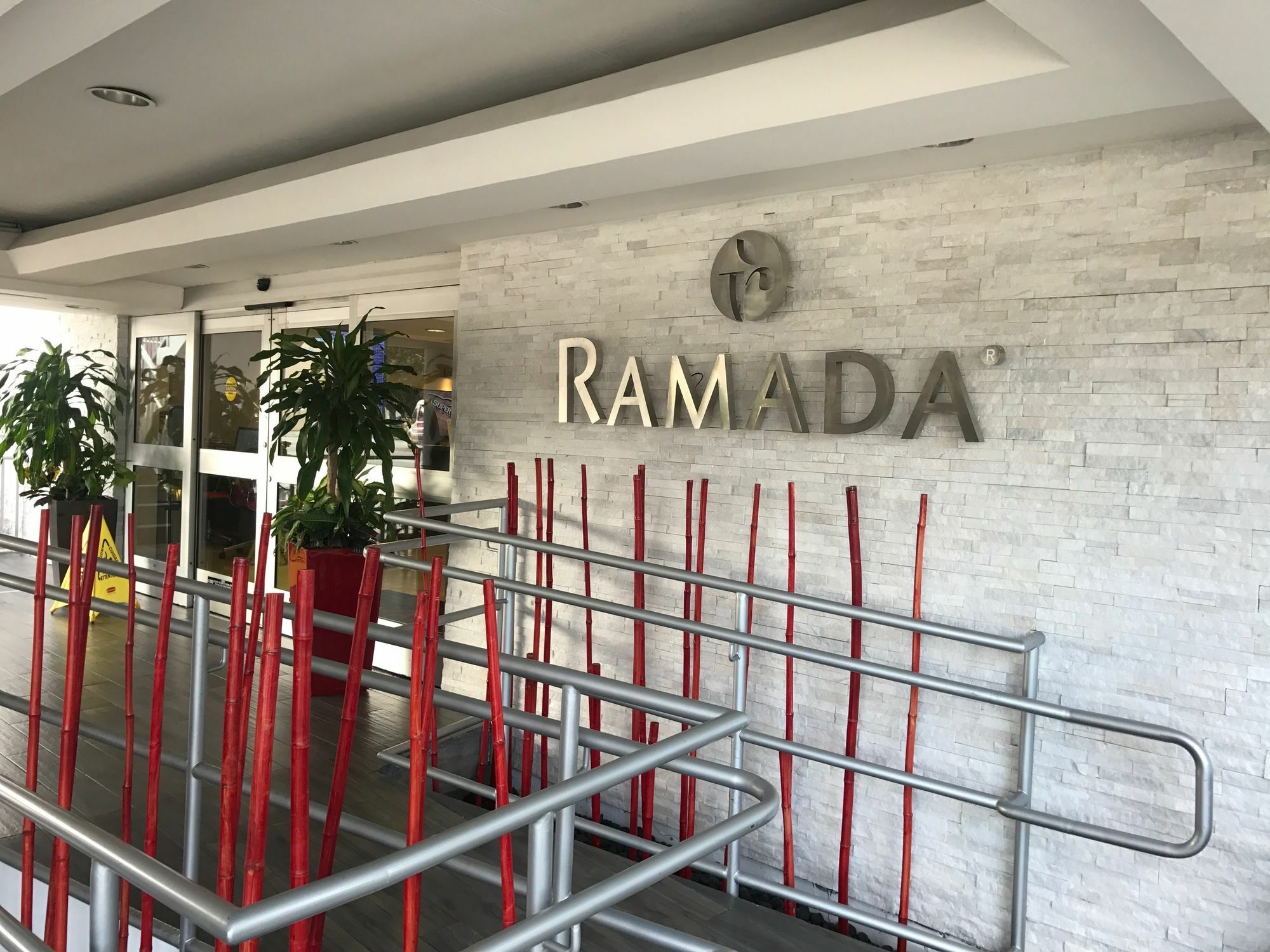 Отель Ramada By Wyndham Miami Springs/Miami International Airport Экстерьер фото
