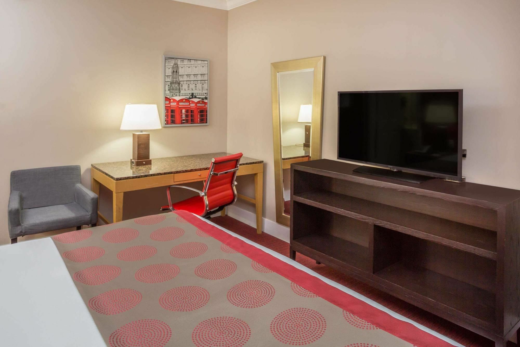 Отель Ramada By Wyndham Miami Springs/Miami International Airport Экстерьер фото